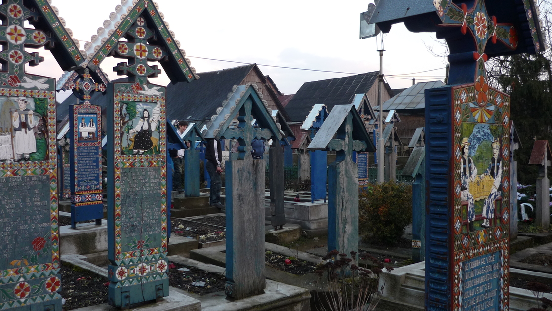 cimetiere-sapanta-roumanie-tombes-alignées