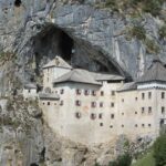 vue-sur-chateau-de-predjama-arrivee